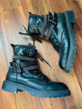 Combat black boots